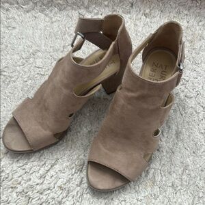 Naturalizer Tan Cream Heels with Modern Design